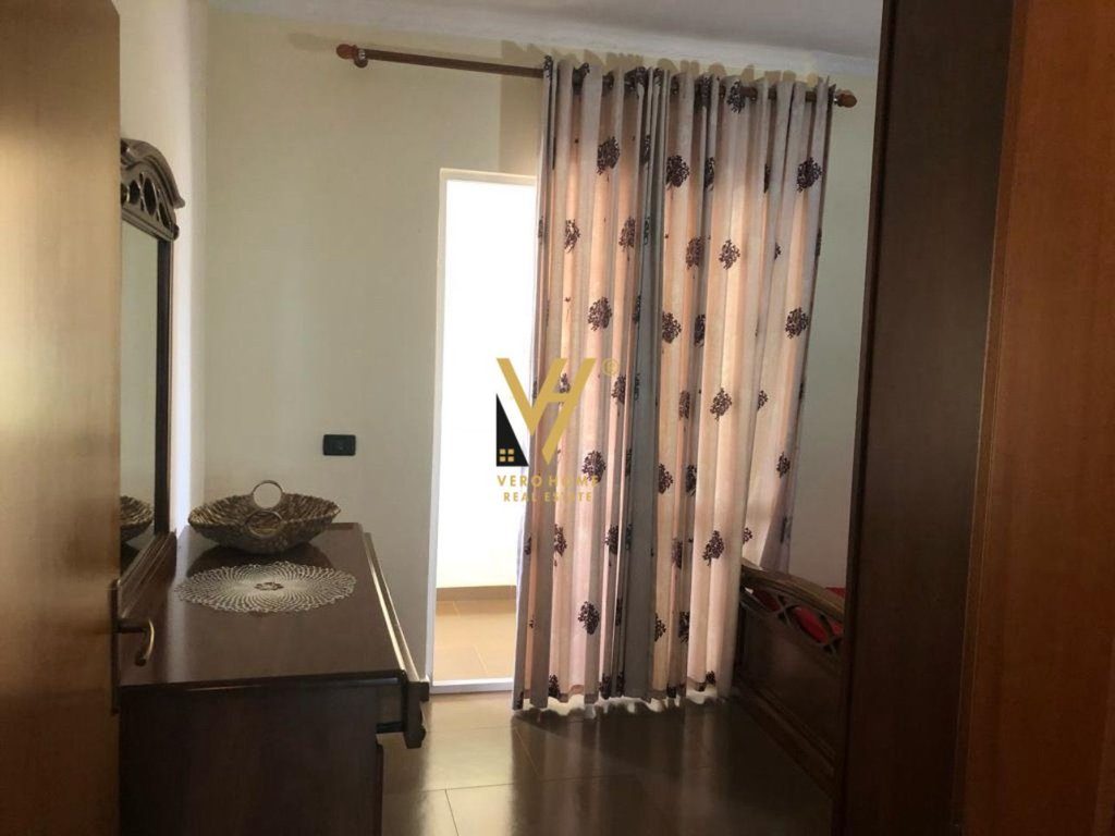 JEPET APARTAMENT 2+1 ME QIRA TE RRUGA E DIBRES 65.000 LEKE 4