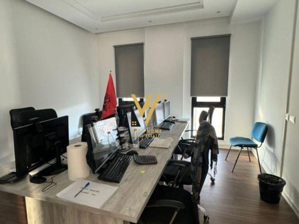 Jepet Zyre me qera te Kompleksi Square 21 , Rruga e Kavajes 140 m2 3