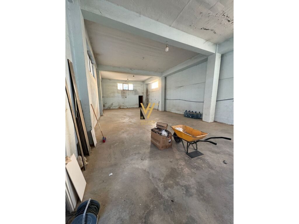 Jepet Magazine me qera pran Brunes ne rruge kryesore 400 m2 4
