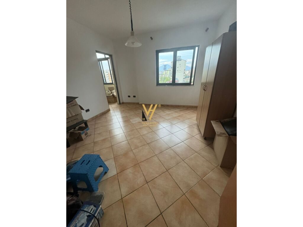 Jepet Apartament 2+1+2+ballkon me qera te Lulishtja , Komuna e Parisit 115 m2 2