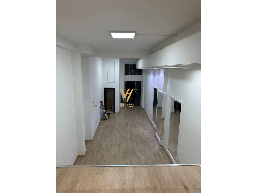JEPET ZYRE 70 M2 ME QERA TE RRUGA HIM KOLLI 800 EURO