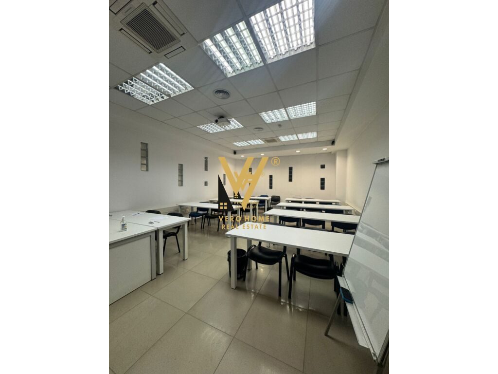JEPET ZYRE 1.300 M2 ME QERA PRANE HOTEL HILTON , KOMPLEKSI DELIJORGJI 12.000 EURO