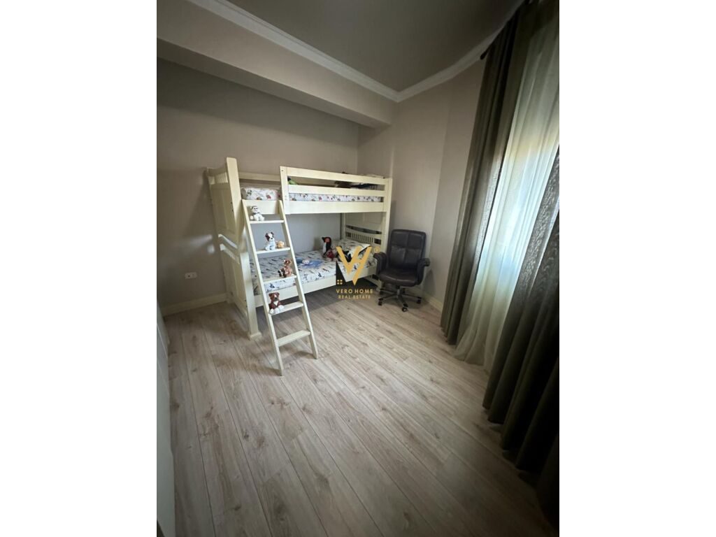 Shitet Apartament 3+1+2 pran Qendres Globe 135 m2 2