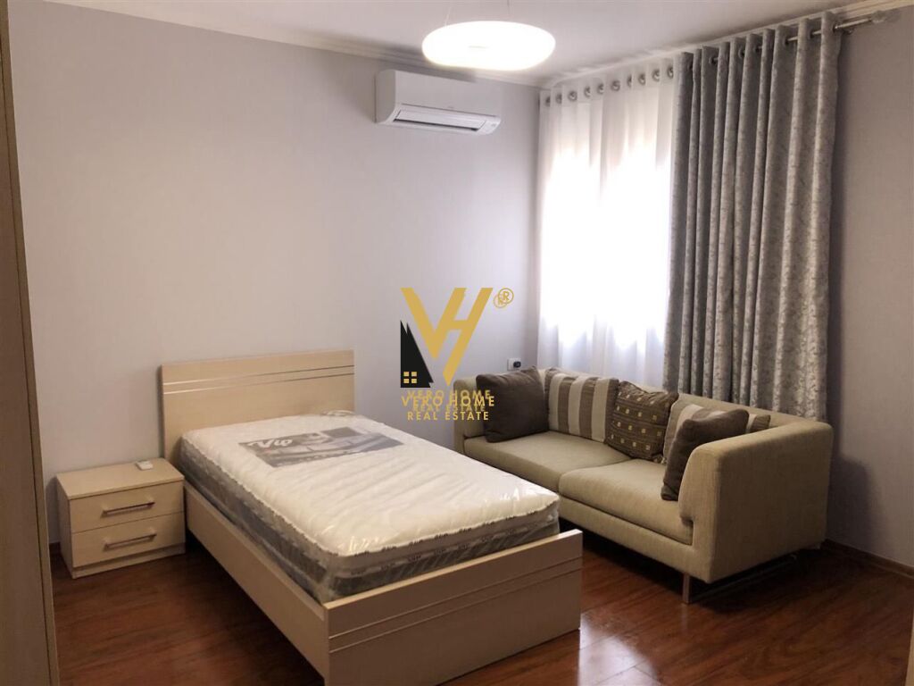 JEPET APARTAMENT 3+1+BLK ME QERA NE QENDER 1.100 EURO 4