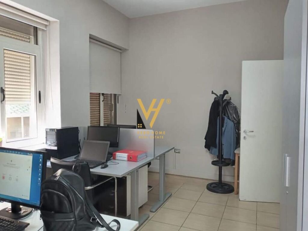 Jepet Zyre me qera ne Bllok 140 m2 3
