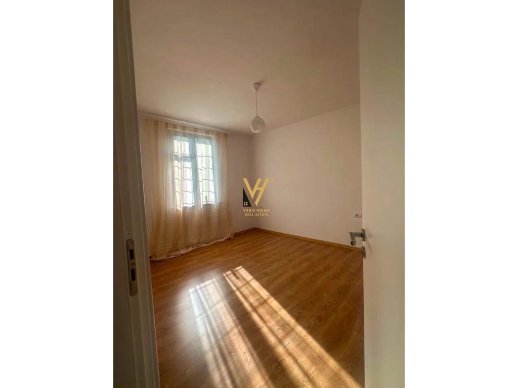 JEPET ZYRE 55 M2 ME QIRA TEK BLV.ZOGU I PARE 65.000 LEKE