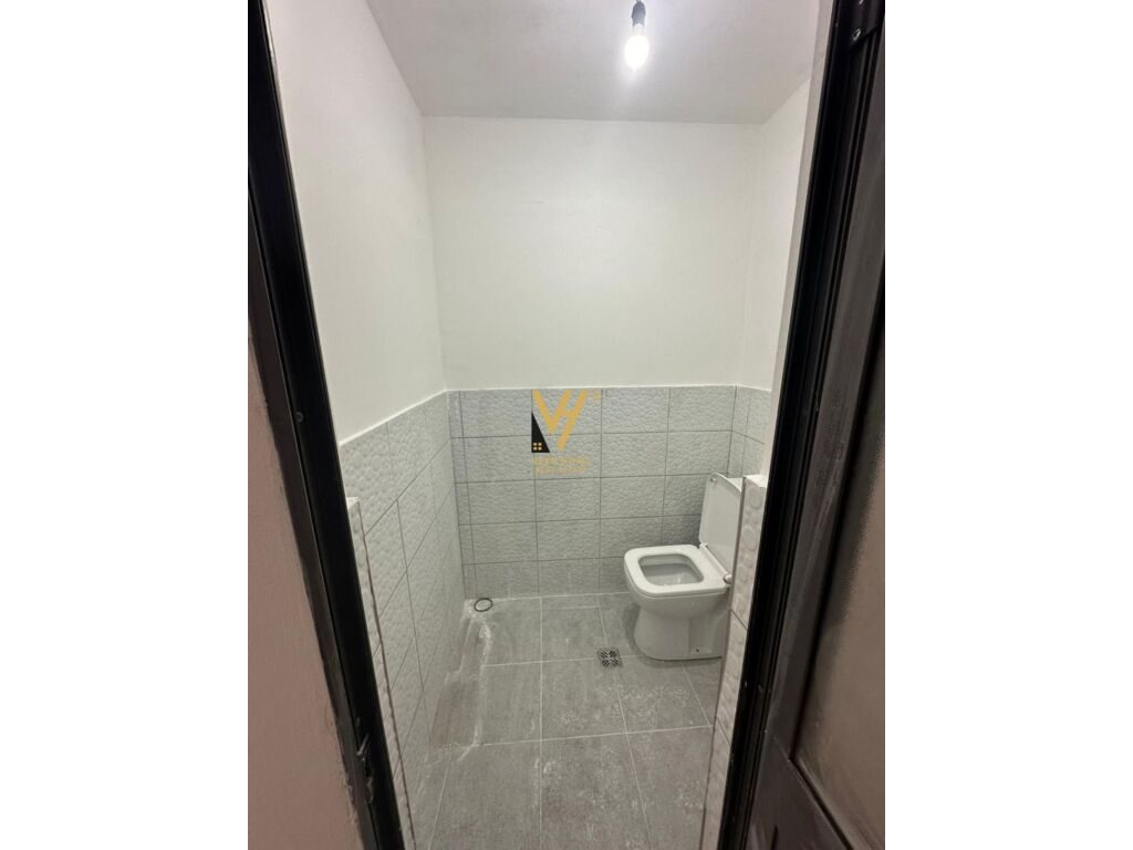 Jepet Dyqan me qera te 21 Dhjetori 40 m2 2