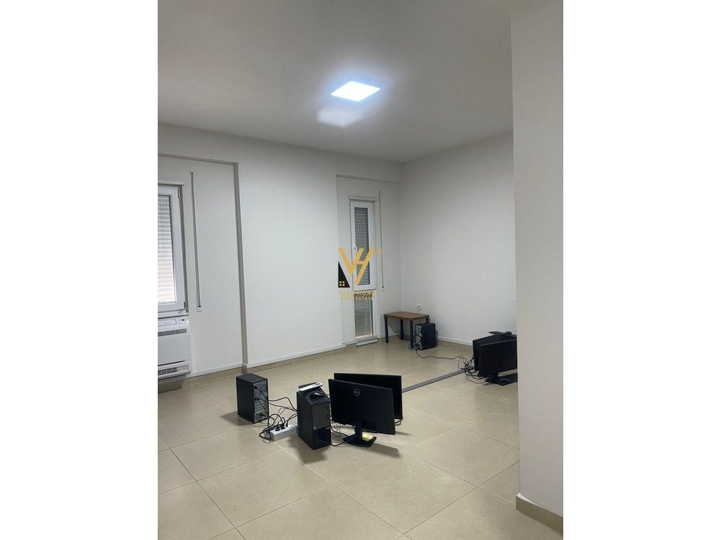 JEPET ZYRE 100 M2 BUZE RRUGES SE KOSOVAREVE 950 EURO 3