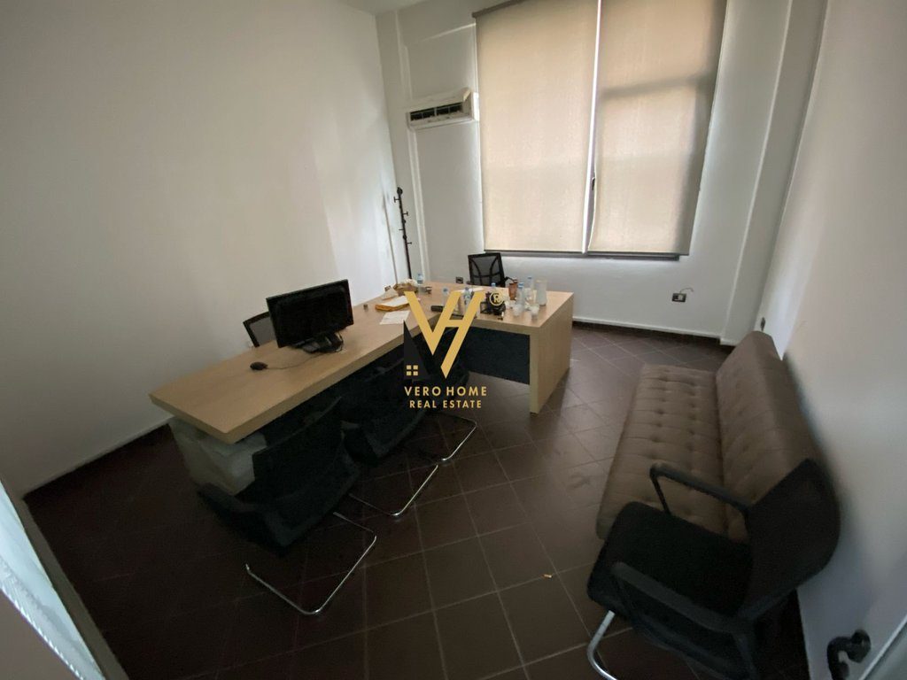 JEPET ZYRE 300 M2 ME QERA TE KOMUNA E PARISIT 2.850 EURO