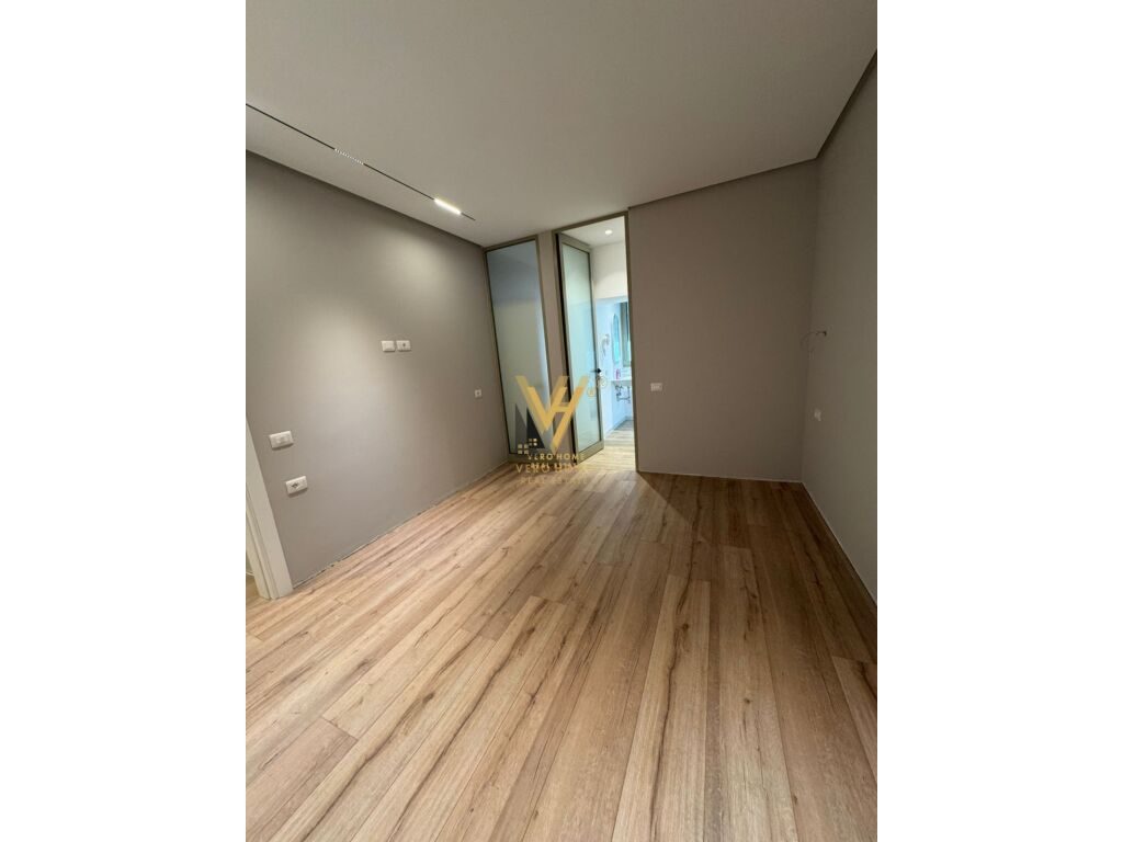 JEPET ZYRE 80 M2 ME QERA NE VASIL SHANTO 1.700 EURO