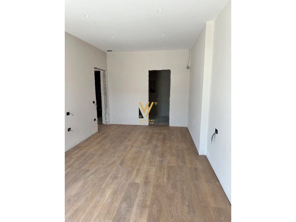 JEPET AMBIENT BIZNESI 117 M2 ME QERA TE KOMUNA E PARISIT 1.900 EURO 3