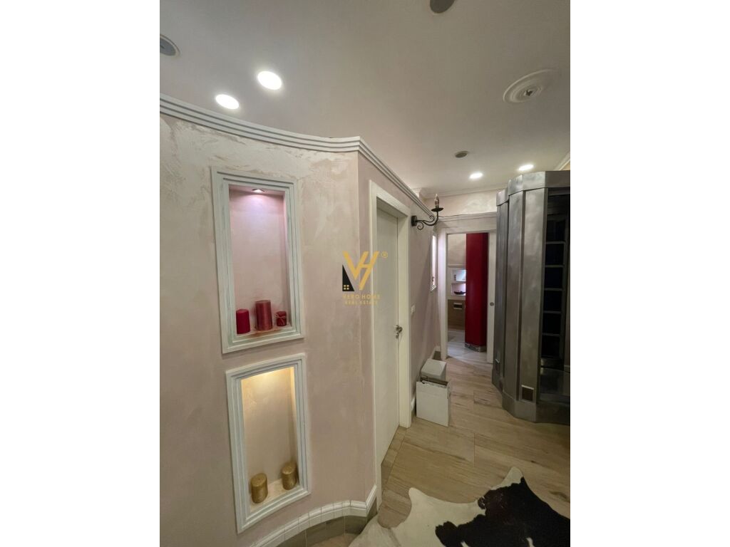 Jepet ambjent me qera te Xhamia e Tabakeve 30 m2