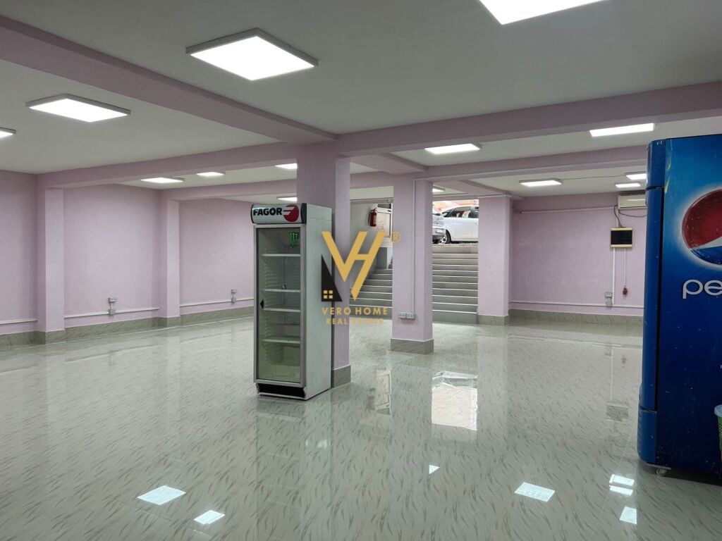 Jepet dyqan me qera te Xhamia e Tabakve 130 m2 2