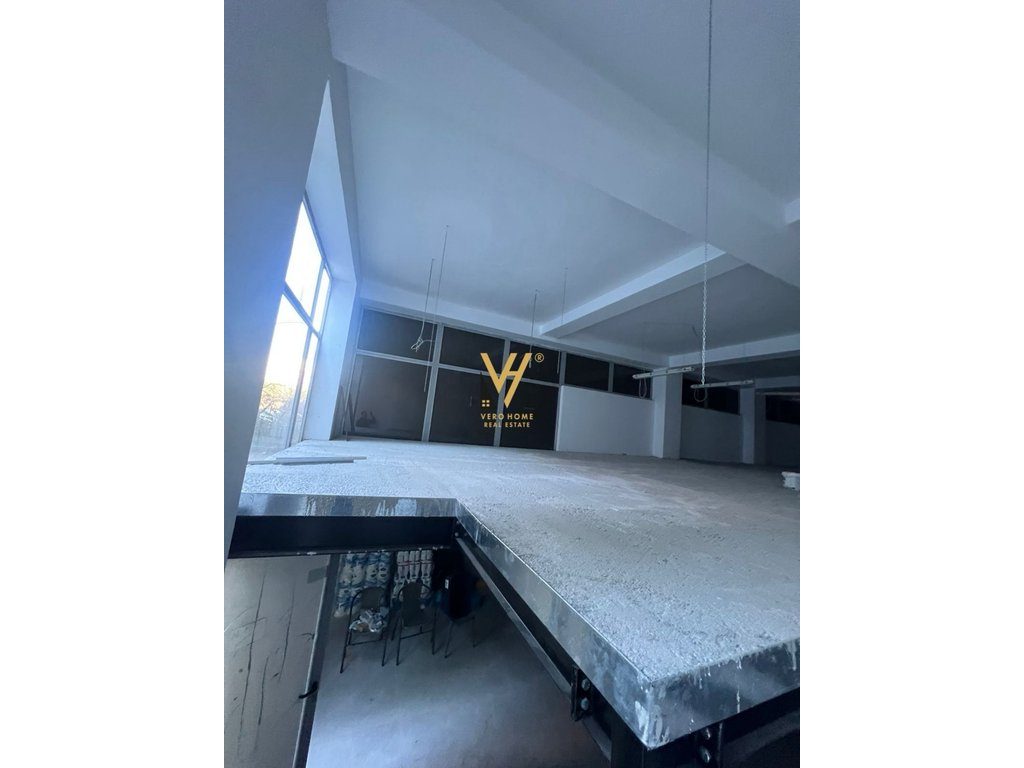 JEPET AMBIENT BIZNESI 240 M2 ME QIRA TE STACIONI I TRENIT 1.500 EURO 4