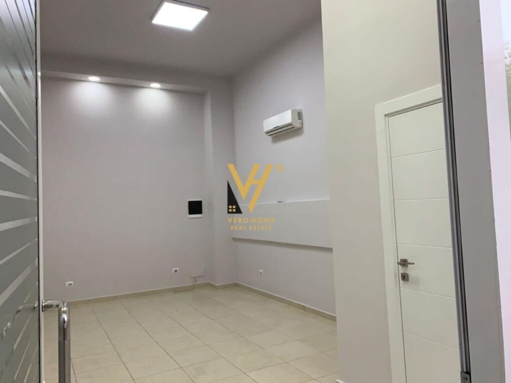 Jepet dyqan me qera te 21 Dhjetori 27 m2