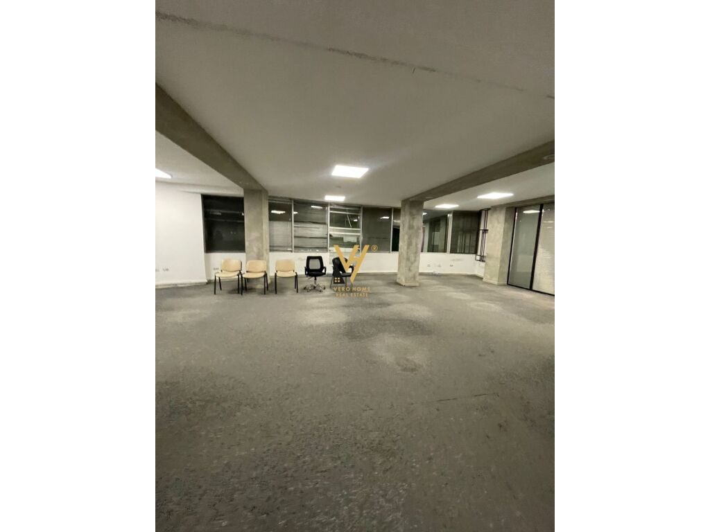 Jepet zyre me qera te Kompleksi Uslluga, Bulevardi i Ri 371 m2 2