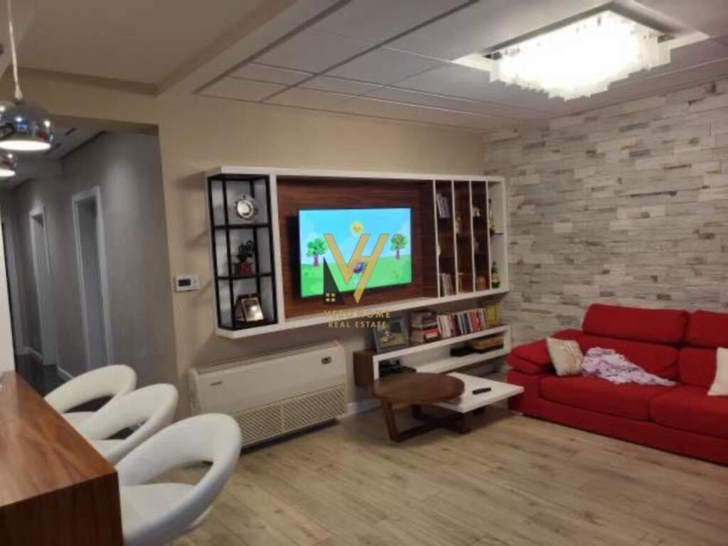 Shitet apartament 3+1+2 te Tegu 147 m2 pran White House