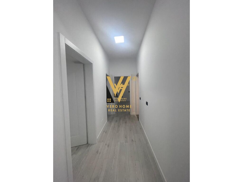 JEPET AMBJENT 75 M2 ME QERA TEK MYSLYM SHYRI 1.000 EURO 2