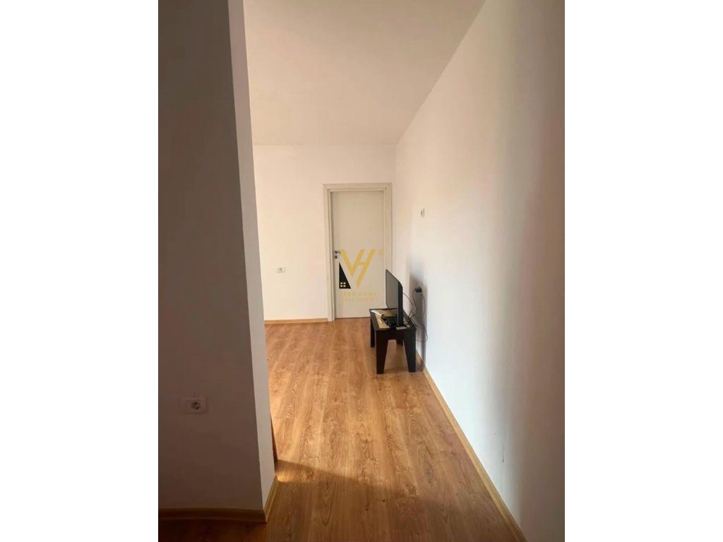 JEPET ZYRE 55 M2 ME QIRA TEK BLV.ZOGU I PARE 65.000 LEKE 2