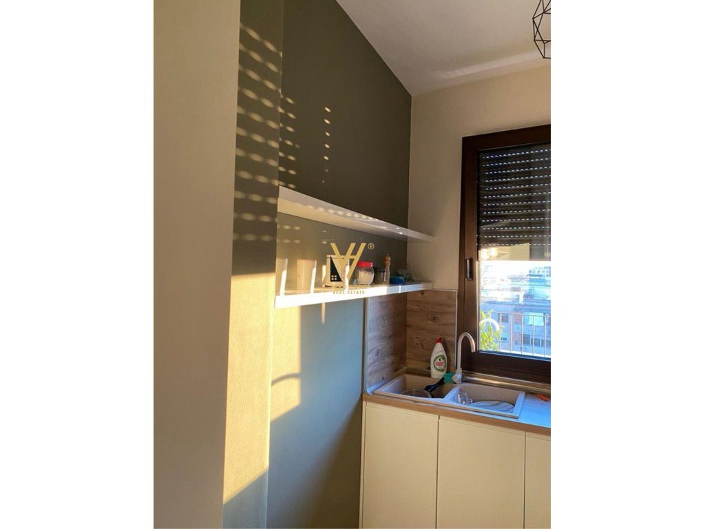 JEPET APARTAMENT 1+1+VERANDE ME QERA TE RRUGA E BARRIKADAVE 800 EURO 4