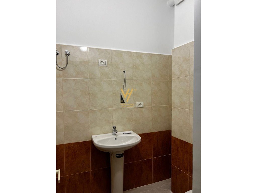 JEPET AMBIENT BIZNESI 32 M2 ME QERA TE STADIUMI DINAMO 45.000 LEKE 3