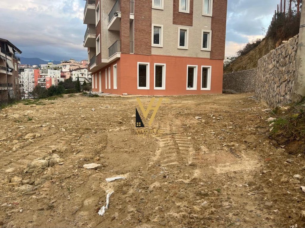 JEPET GODINE BIZNESI 1.000 M2 ME QERA NE SELITE 350.000 LEKE