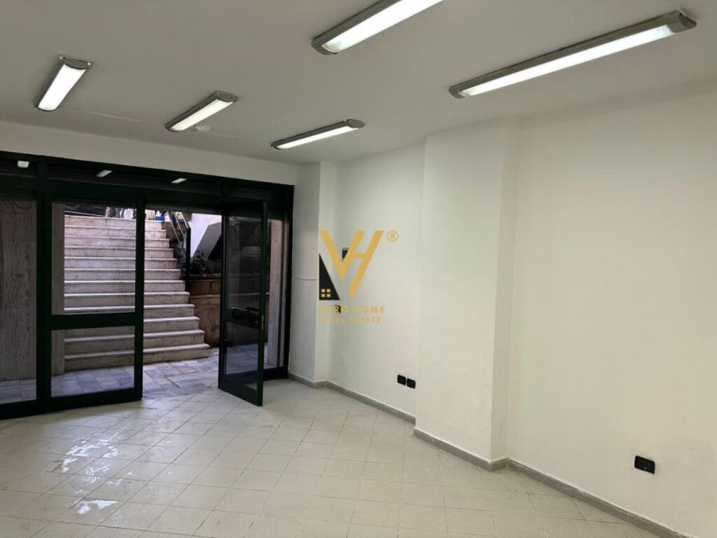Jepet dyqan me qera te Rruga e Bogdaneve 35 m2 2