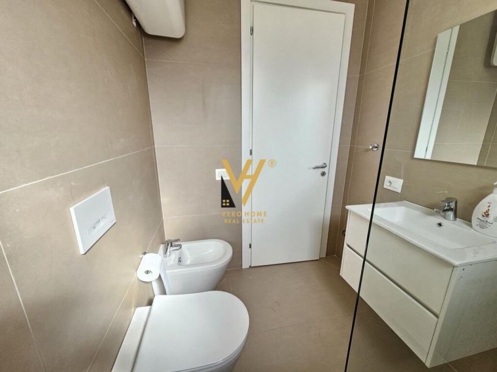 Jepet Vile Tre Kateshe me pishine+3 poste parkimi me qera pran Tegut 300 m2 4