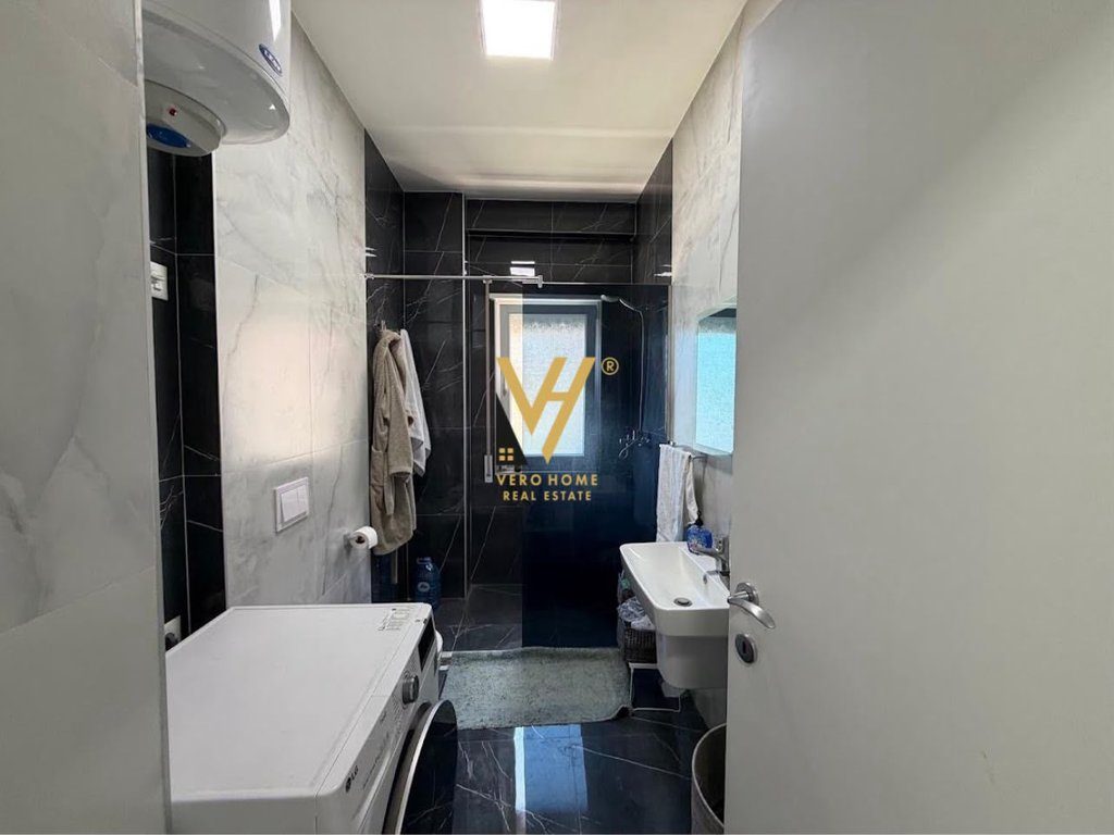 JEPET APARTAMENT 1+1+BLK ME QERA TE RRUGA E BARRIKADAVE 75.000 LEKE 4