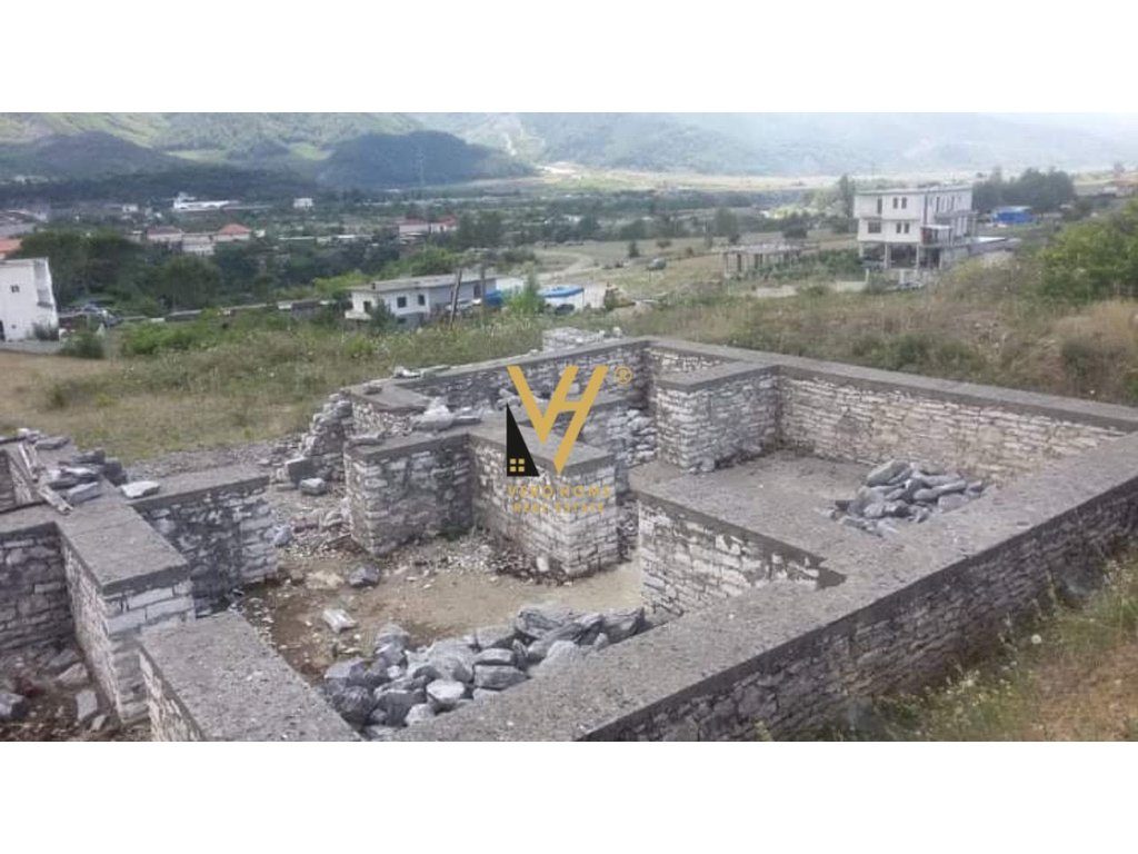 SHITET TRUALL DHE VRESHT 4.154 M2 NE PERMET 85.000 EURO