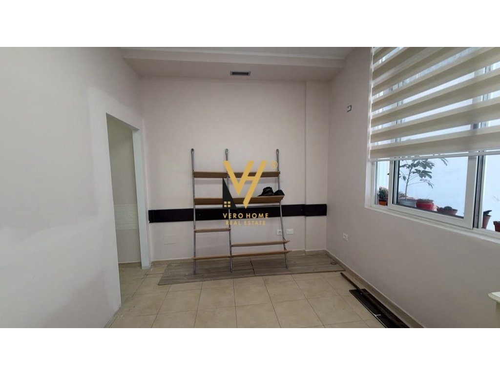 JEPET AMBIENT BIZNESI 85 M2 ME QIRA NE MYSLYM SHYR 80.000 LEKE 2