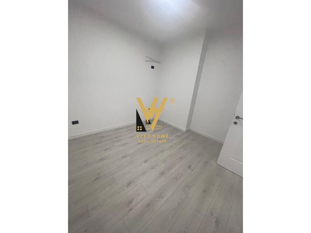 JEPET AMBJENT 75 M2 ME QERA TEK MYSLYM SHYRI 1.000 EURO 3