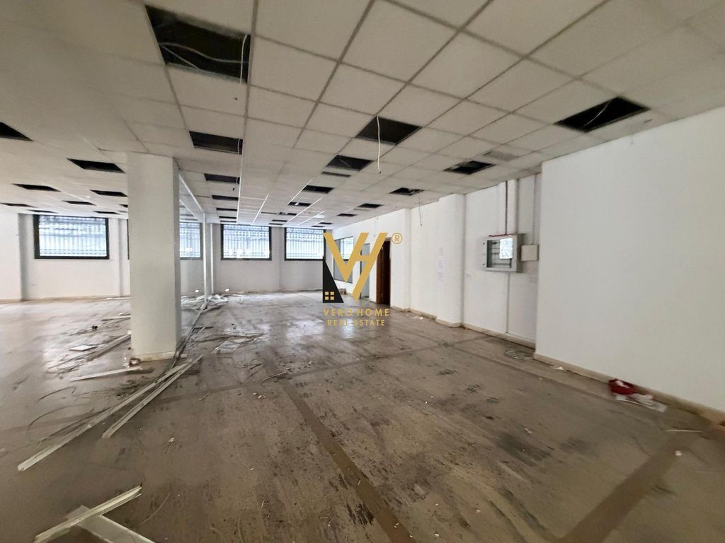 JEPET ZYRE 420 M2 ME QERA TE RRUGES SE ELBASANIT 7.000 EURO