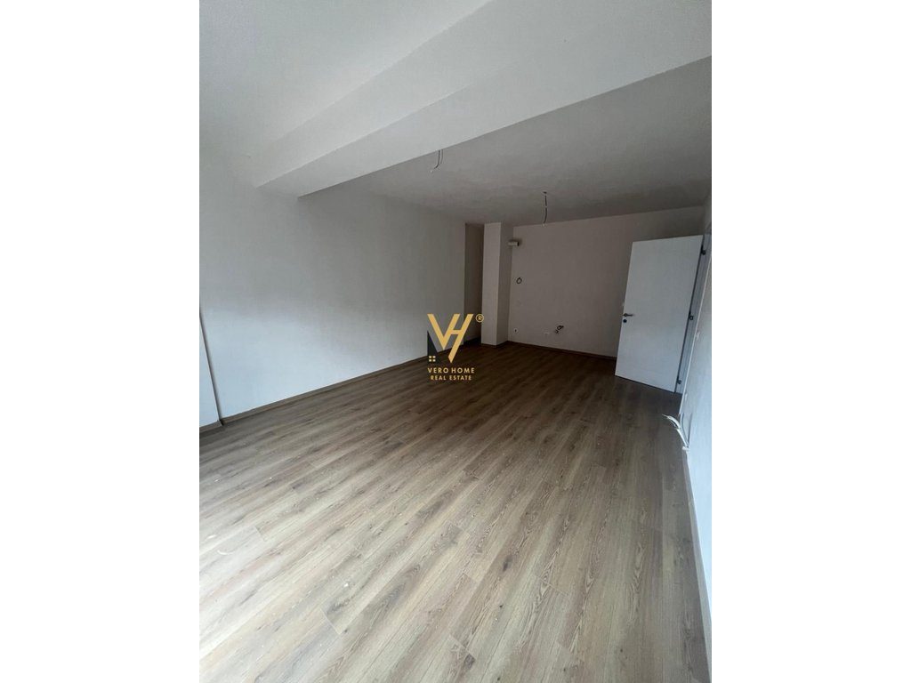 JEPET ZYRE 100 M2 ME QIRA TE BULEVARDI I RI 690 EURO 4