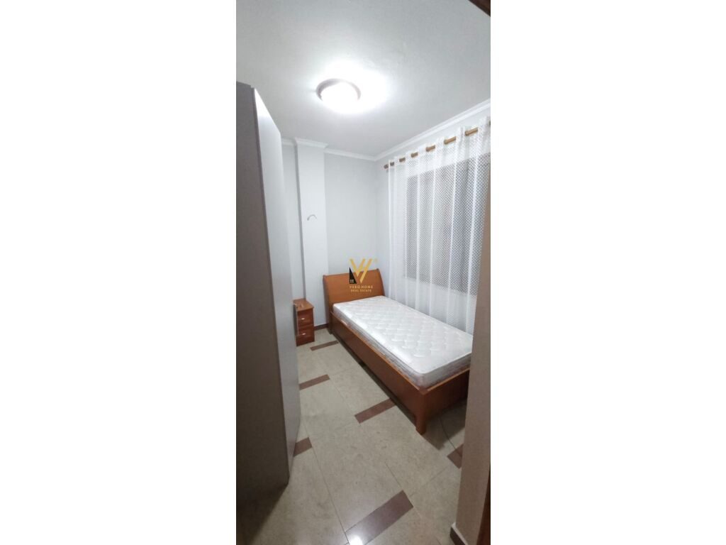 Jepet Apartament 4+1 me qera tek Medreseja 150 m2 4