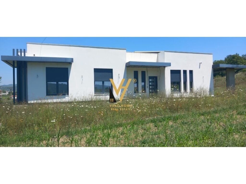 Shitet Toke + ndertese ne Peze 2360 m2