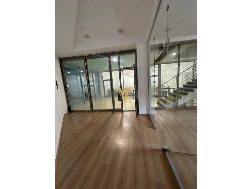 JEPET AMBIENT BIZNESI 65 M2 ME QIRA NE QENDER 110.000 LEKE