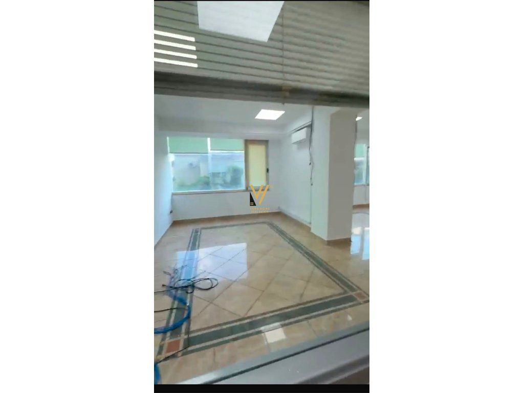 JEPET ZYRE 330 M2 ME QIRA NE BLLOK 4.000 EURO 2