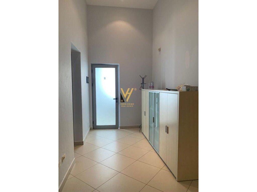 JEPET AMBIENT BIZNESI 40 M2 ME QIRA TE RRUGA E DIBRES 48.000 LEKE 3