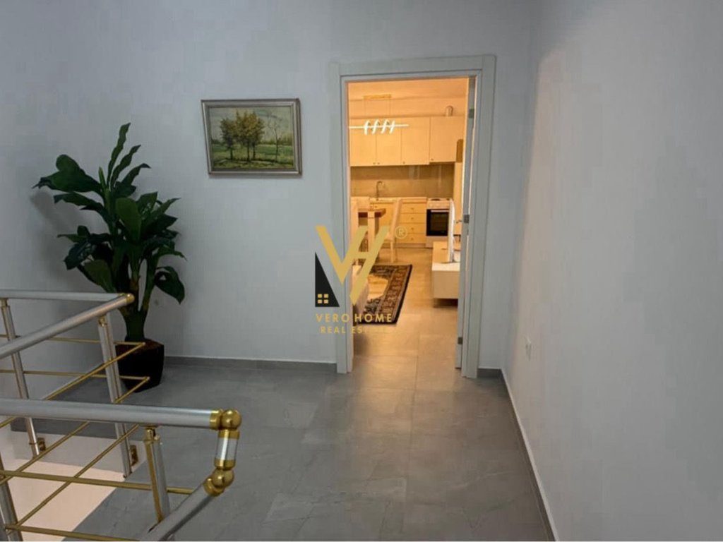JEPET HYRJE 2+1 ME QERA TE STACIONI I TRENIT 700 EURO 4