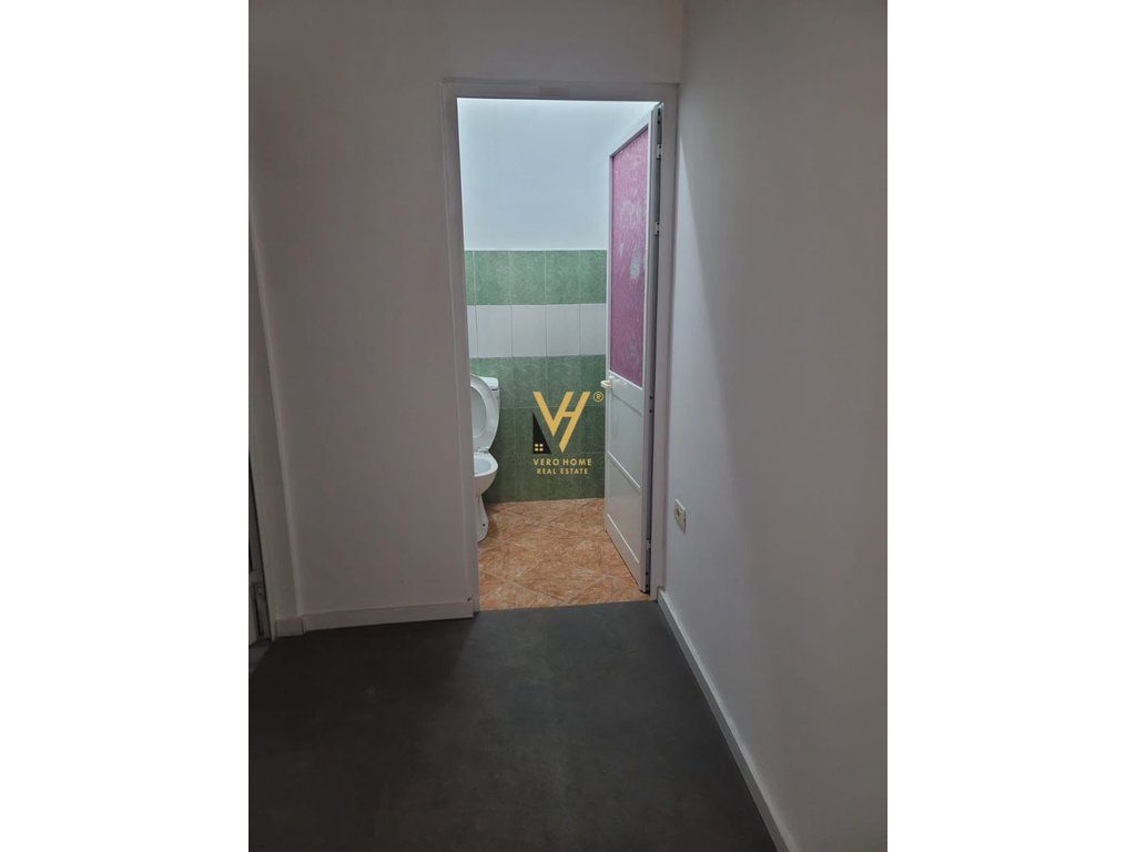 JEPET ZYRE 220 M2 ME QIRA TE RRUGA DRITAN HOXHA 150.000 LEKE 4