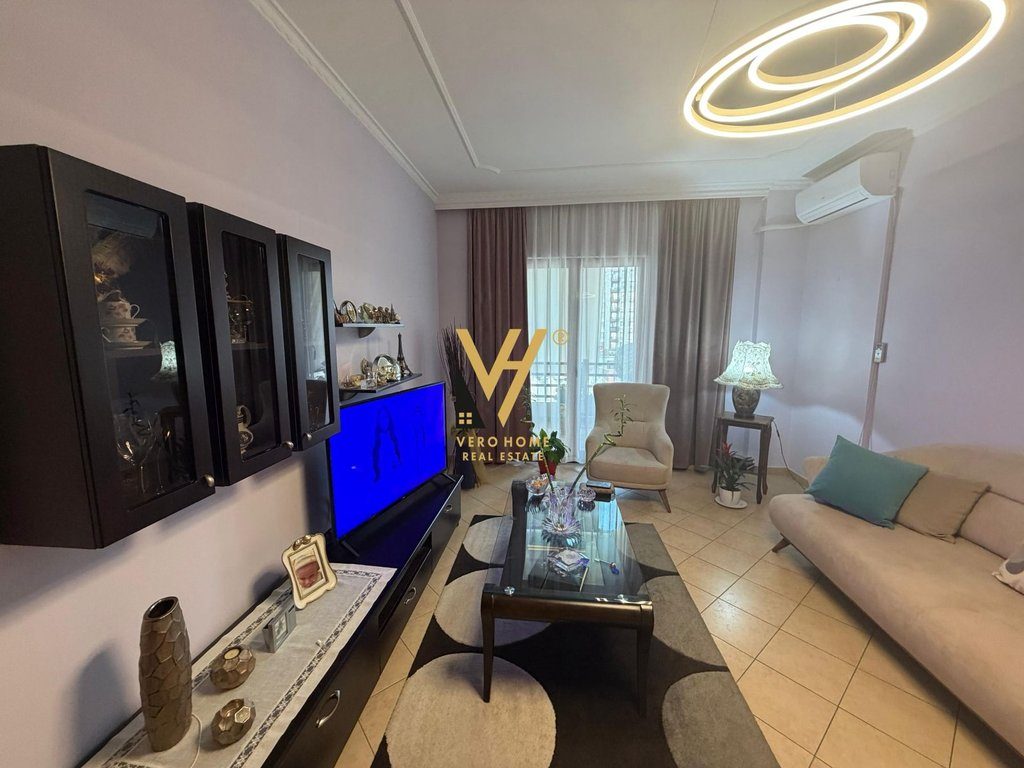 JEPET APARTAMENT 2+1 ME QERA TE RRUGA E KAVAJES 70.000 LEKE 2