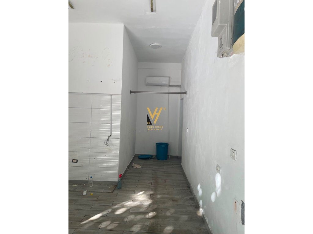JEPET AMBIENT BIZNESI 25 M2 ME QIRA TE RRUGA BARDHYL 69.000 LEKE 3
