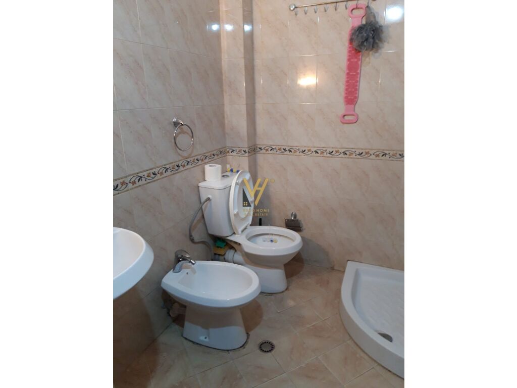 Shitet vile tre katshe te Liqeni i Thate 525 m2