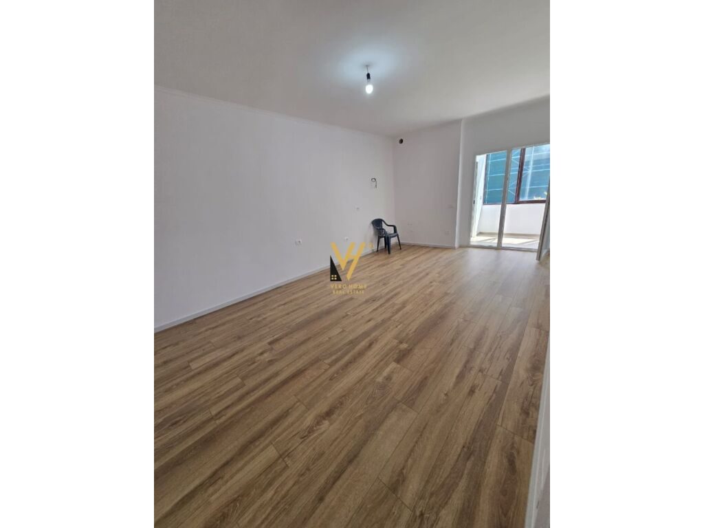 Shitet Garsoniere te Shkolla e Kuqe 45 m2
