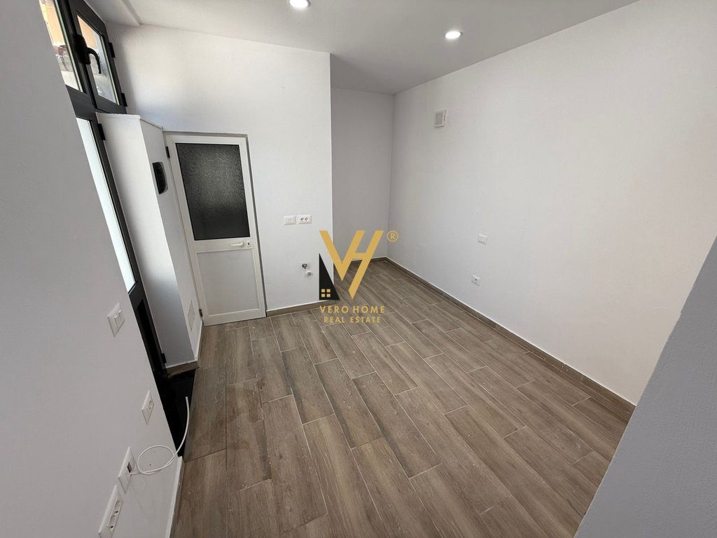 JEPET AMBIENT BIZNESI 60 M2 ME QIRA TE TREGU ELEKTRIK 800 EURO 4
