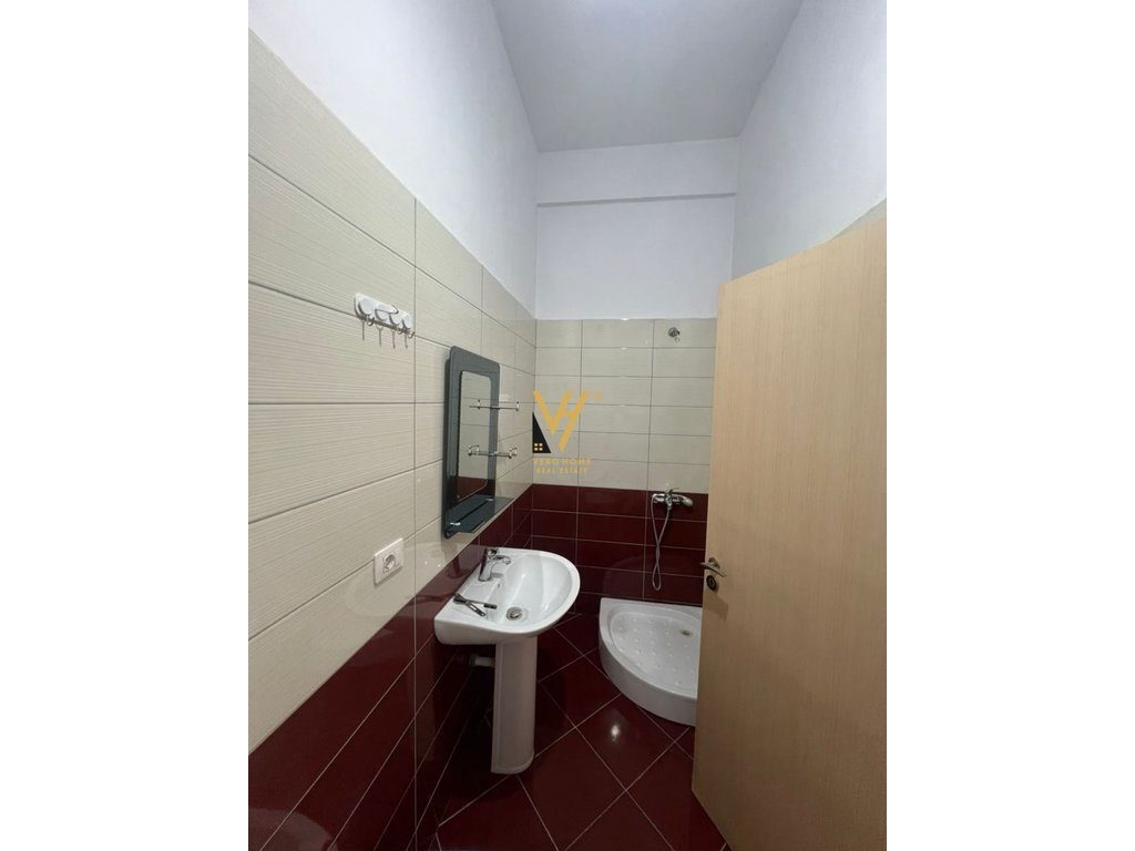 JEPET ZYRE 70 M2 ME QERA TEK UNAZA E RE 40.000 LEKE 4
