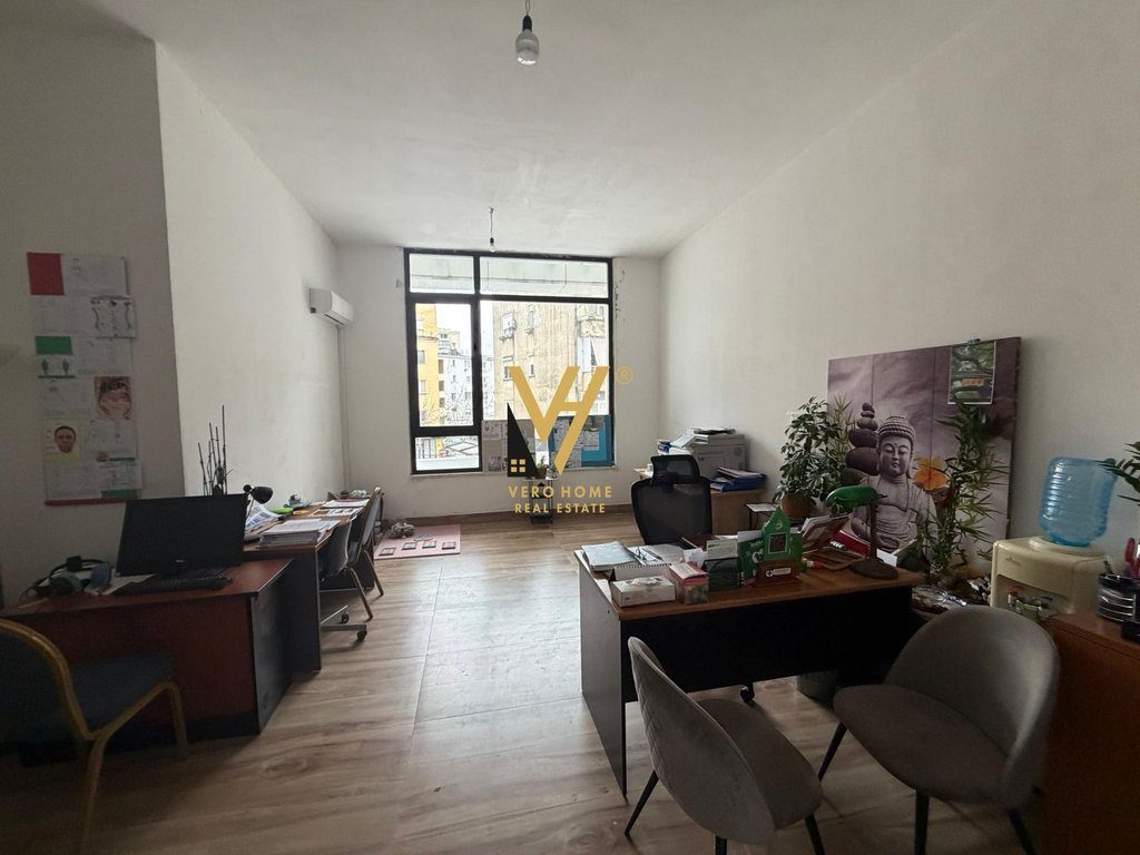 JEPET ZYRE 680 M2 ME QIRA TE RRUGA MINE PEZA 15.600 EURO