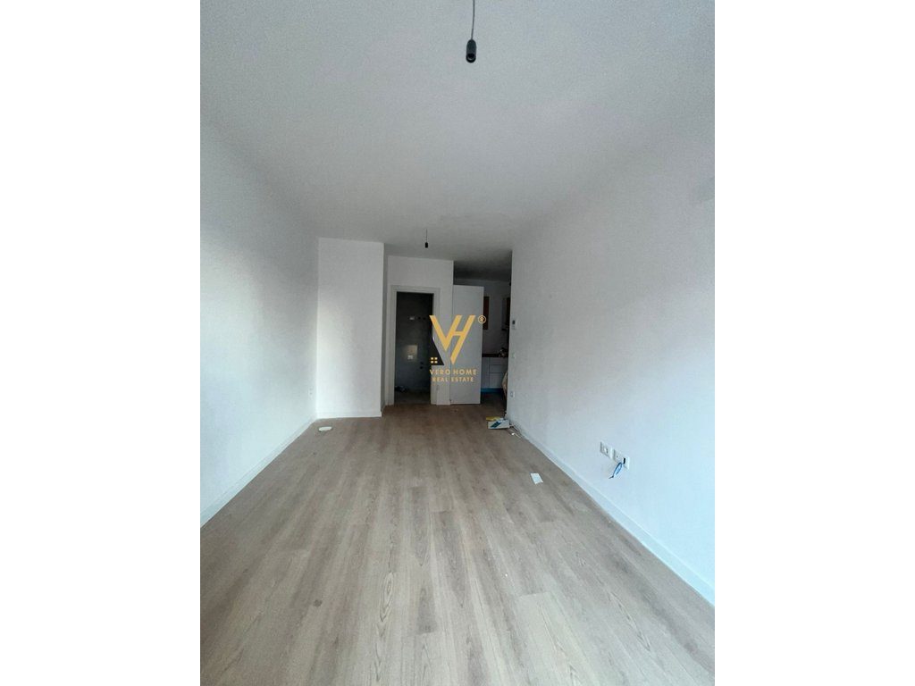 JEPET ZYRE 76 M2 ME QERA TE KOMUNA E PARISIT 600 EURO 3