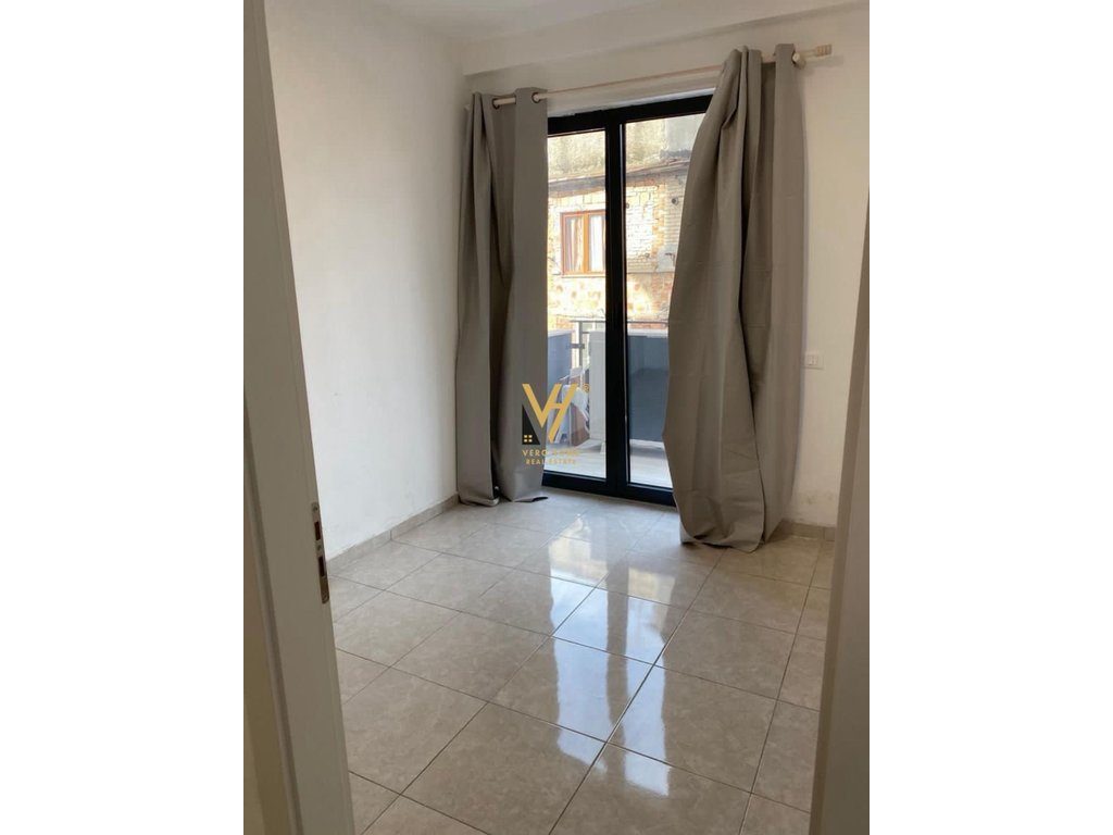 JEPET ZYRE 90 M2 ME QERA TE PAZARI I RI 80.000 LEKE